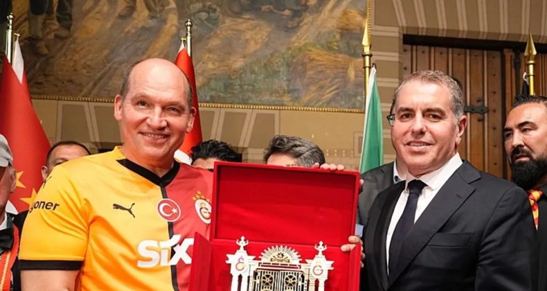 Galatasaray'ın Forması 406 Yıllık Manneken Pis Heykeline Giydirildi