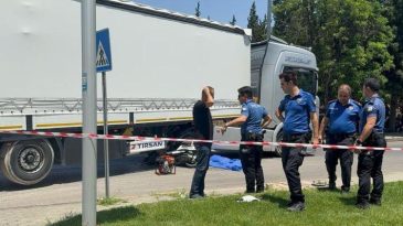 Gaziantep'te Feci Kaza: Tırın Altında Kalan Motosiklet S&uuml;r&uuml;c&uuml;leri Hayatını Kaybetti