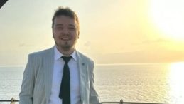 Genç Doktor Kalbine Yenildi