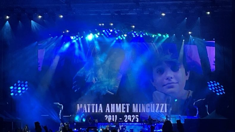 Guns N’ Roses, İstanbul konserinde Mattia Ahmet Minguzzi’ye şarkı armağan etti