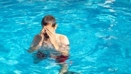 Havuza B&ouml;yle Girmek K&ouml;rl&uuml;ğe Neden Olabilir! Uzmanlardan &Ouml;nemli Uyarı: &Ouml;ncesinde Mutlaka&hellip;