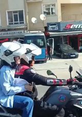 Hayallere Açılan Yolda Yunus Polisleri Yetişti: Kaskı Takıp Sınava Koştu