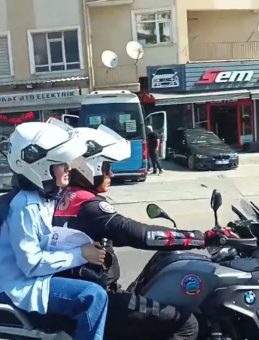 Hayallere Açılan Yolda Yunus Polisleri Yetişti: Kaskı Takıp Sınava Koştu