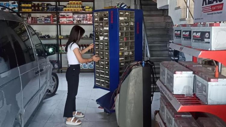 Hem Araba Tamir Ediyor Hem Çocuğunu Büyütüyor! 13 Yıldır Çalışıyor