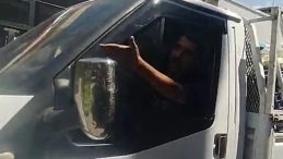 Hem suçlu hem güçlü: Ters yöne girip hakaretler etti, ehliyetsiz çıktı!