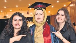 İki Kanseri Yenen Kadın, Üniversiteyi Birincilikle Tamamladı