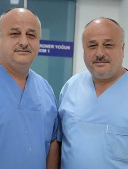 İkiz Değil, Kopya Gibiler! Bu Hastane Çalışanları Görenleri Şaşkına Çeviriyor