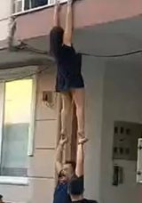 İntihar İhbarında Bulundu: Ekipler Geldiği An Balkondan Atlamaya Çalıştı!