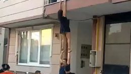 İntihar İhbarında Bulundu: Ekipler Geldiği An Balkondan Atlamaya Çalıştı!