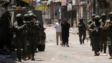 İsrail Askerleri Batı Şeria'da Düzenledikleri Baskınlarda 4 Filistinliyi Yaraladı