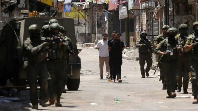 İsrail Askerleri Batı Şeria'da Düzenledikleri Baskınlarda 4 Filistinliyi Yaraladı