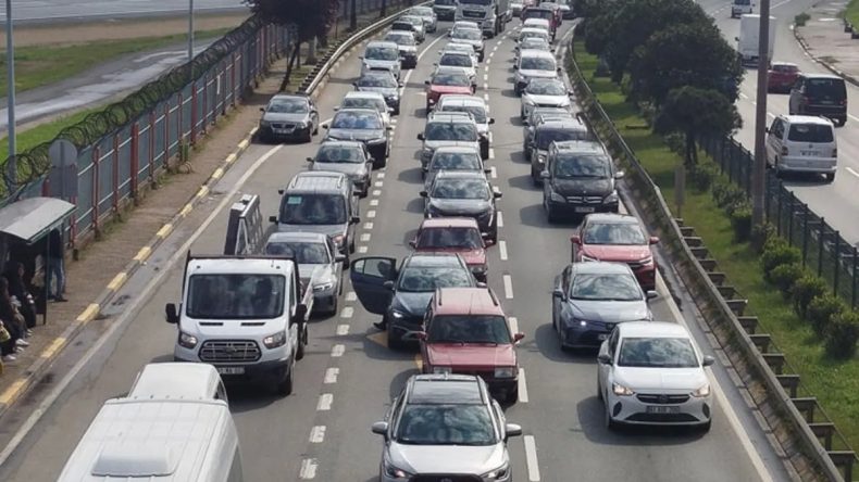 İstanbul’a dönüş çilesi başladı: Tekirdağ güzergâhında kilometrelerce araç kuyruğu
