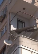 İstanbul Maltepe'de korku dolu anlar: 9 katlı bina balkonunun &ccedil;&ouml;kmesi!