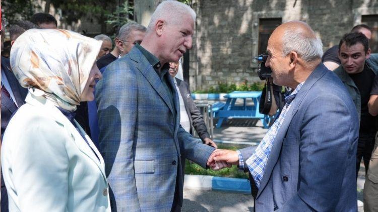 İstanbul Valisi Gül, Darülaceze sakinleriyle bayramlaştı, duygusal anlar yaşandı
