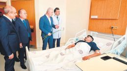 İstanbul Valisi Gül’den hastalara bayram ziyareti