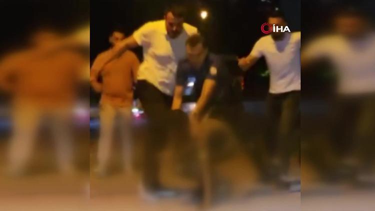 İstanbul'da Sokakta Çıplak Gezen Afrika Uyruklu Adam Tekme Tokat Döküldü