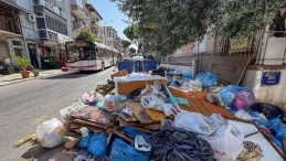 İzmir Buca’da İşçilerin Grevi Sonrası Oluşan Çöp Yığınları Tepkilere Yol Açtı
