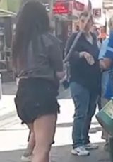 İzmir'de Belediye İş&ccedil;isine Saldıran İki Gen&ccedil; Kız Tutuklandı