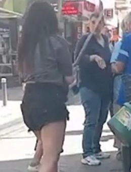 İzmir'de Belediye İşçisine Saldıran İki Genç Kız Tutuklandı