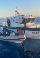 İzmir’de 47 Göçmen Karaya Çıkarıldı: 2 Kaçakçı Yakalandı!