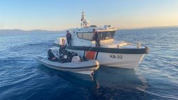 İzmir’de 47 Göçmen Karaya Çıkarıldı: 2 Kaçakçı Yakalandı!