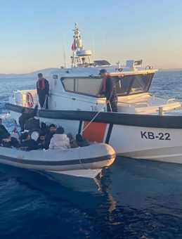 İzmir’de 47 Göçmen Karaya Çıkarıldı: 2 Kaçakçı Yakalandı!