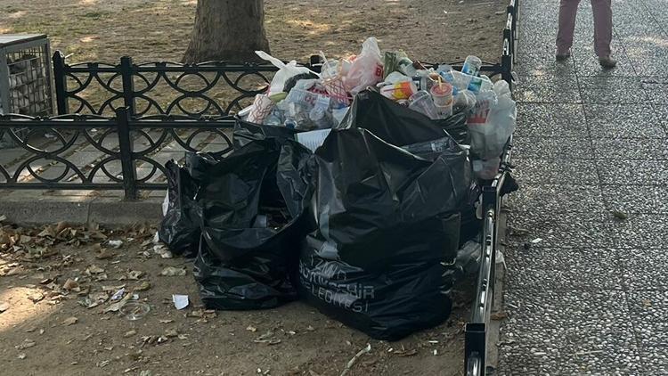 İzmir’de Grev Devam Ediyor: Konak’ta Çöpler Birikti