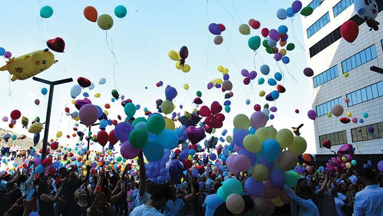 İzmir’de Kanser Tedavisi Gören Çocuklar İçin Balon Uçuruldu