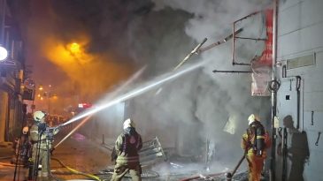 Kadıköy’de Korkutan Yangın! İş Yeri Alev Alev Yandı