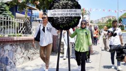 Kadın Memura Usulsüzlük Yapmaya Zorlayan CHP’li Meclis Üyesi Siyah Çelenkle Protesto Edildi!