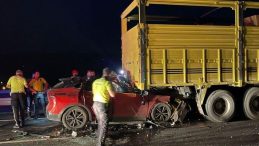 Kamyon Altına Giren Otomobilin Sürücüsü Hayatını Kaybetti