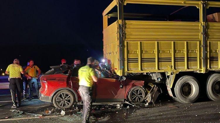 Kamyon Altına Giren Otomobilin Sürücüsü Hayatını Kaybetti