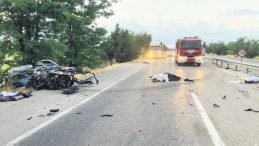 Kamyona çarpan otomobilde can pazarı