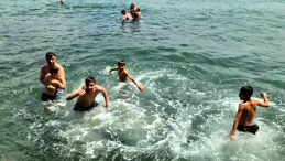 Karnesini Alan Çocuklar Sıcak Havada Boğazın Serin Sularına Koştu