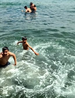 Karnesini Alan Çocuklar Sıcak Havada Boğazın Serin Sularına Koştu