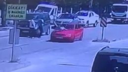 Karşıdan karşıya geçmek isterken otomobil çarptı: 7 yaşındaki çocuğun savrulduğu anlar kamerada!