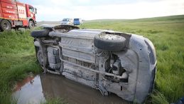 Kars’ta Hafif Ticari Araç Şarampole Devrildi! 5 Yaralı