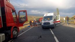 Kars’ta Kan Donduran Kaza! TIR ile Otomobil Çarpıştı: 1 Ölüm, 2 Yaralı