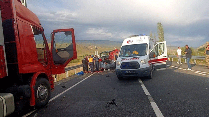 Kars’ta Kan Donduran Kaza! TIR ile Otomobil Çarpıştı: 1 Ölüm, 2 Yaralı