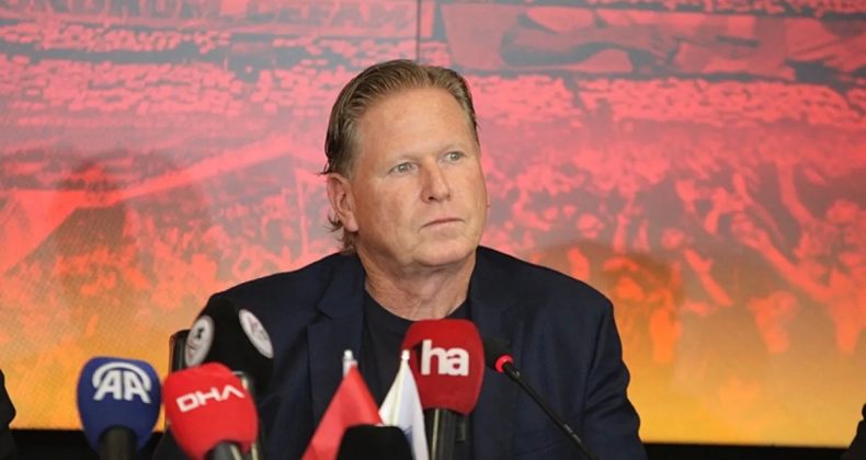 Kayserispor’da Alman Teknik Direktör Markus Gisdol İçin İmza Töreni Düzenlendi