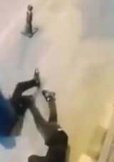 Kocaeli'de Yan Bakma Nedeniyle Kavga: Tek Yumrukla Bayıltan Anlar!