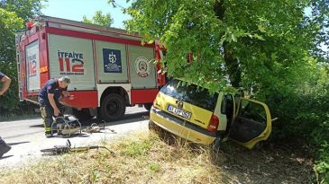 Kocaeli’de Ağaca Çarpan Otomobilin İçindeki Yaşlı Kadın Hayatını Kaybetti, Eşi Yaralandı