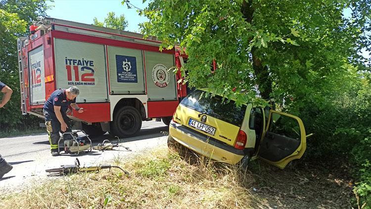 Kocaeli’de Ağaca Çarpan Otomobilin İçindeki Yaşlı Kadın Hayatını Kaybetti, Eşi Yaralandı