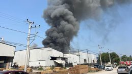 Kocaeli’de Boya Tesisinde Yangın! Ekiplerin Mücadelesi Devam Ediyor