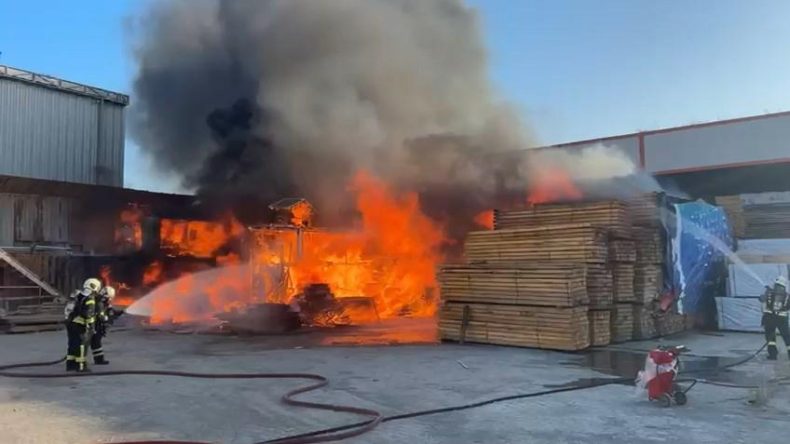 Kocaeli’de Kereste Deposundaki Yangın Söndürüldü