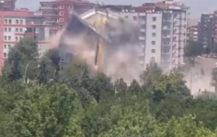 Kontrollü Yıkım Sırasında 8 Katlı Bina Çöktü