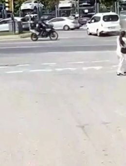 Kontrolsüz Dönüş Yapan Araçla Çarpışan Motorize Polis Ekibi Yaralandı