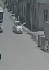 Küçük Çocuğa Çarpan Araç Olay Yerinden Kaçtı: Dehşet Anları Kamerada!