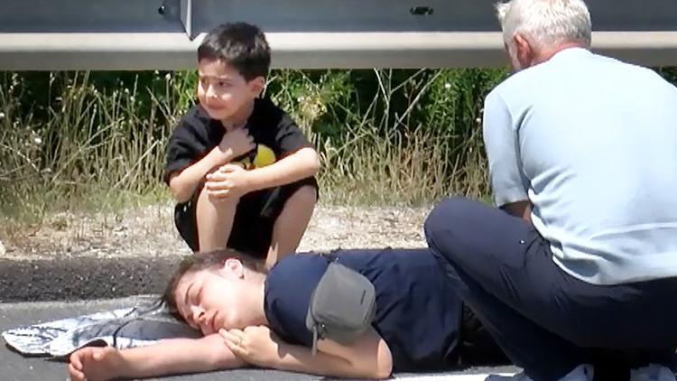 Küçük çocuğun yürek yakan gözyaşları: Yerde yatan annesinin başından bir an olsun ayrılmadı