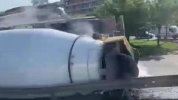 Küçükçekmece’de Beton Mikseri Devrildi